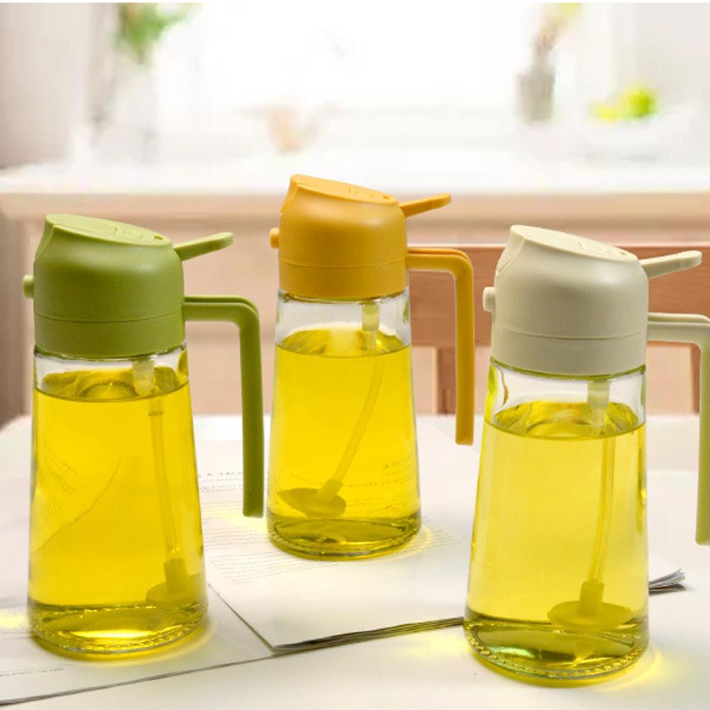 Vaporisateur d'huile 2 en 1 avec bec verseur pour la cuisine, le camping, les barbecues et la pâtisserie. Convient également pour le vinaigre et la sauce soja. Contenance : 450/600 ml.