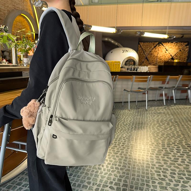 Jednobarevný školní batoh pro studenty nižší střední školy s velkou kapacitou, dámský batoh s výšivkou písmen