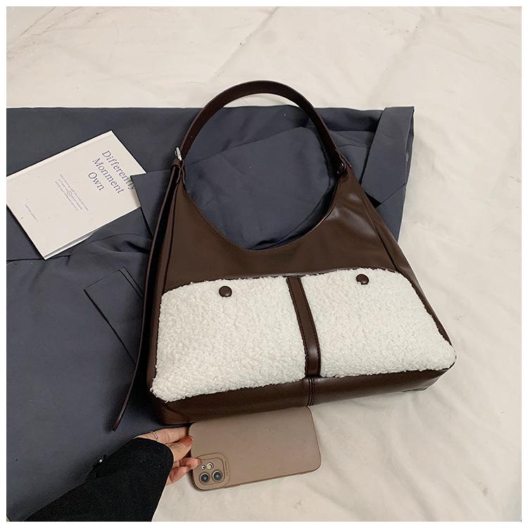 Korean version of fashion niche texture underarm tote bag, new large-capacity lamb wool splicing contrasting color shoulder messenger bag
