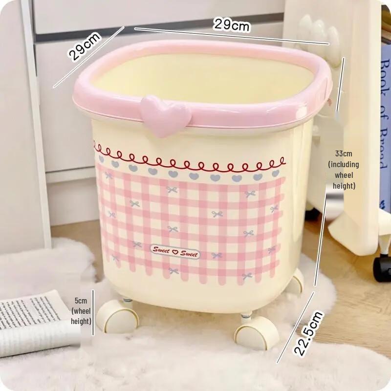 Niedrige rosa Plastikmülltonne mit Rädern