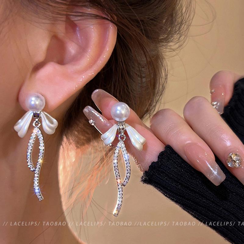 

Серьги-кисточки из серебра 925 пробы с бантиками и сверкающими бриллиантами