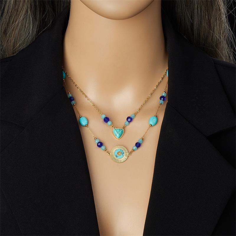 Collana in Tono Oro a Doppio Strato con Perline Turchesi e Ciondolo a Raggi di Sole