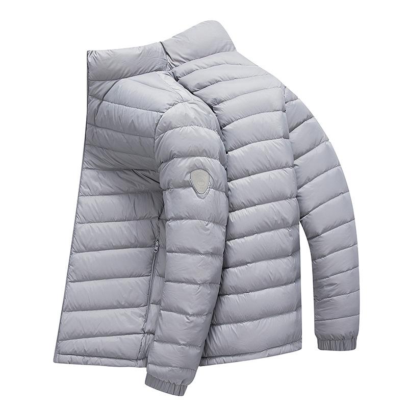 Легкая и тонкая мужская куртка-пуховик с воротником-стойкой — фото 4