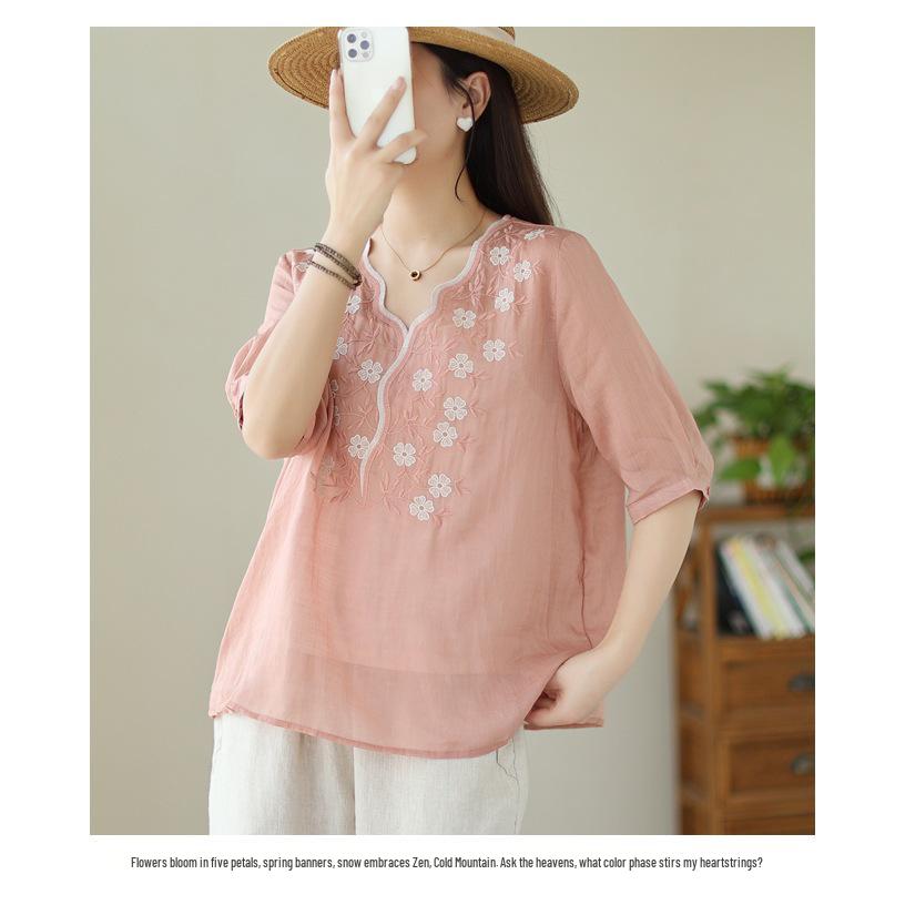 Elegant Pink Embroidered Women's T-Shirt with Irregular Grid Design