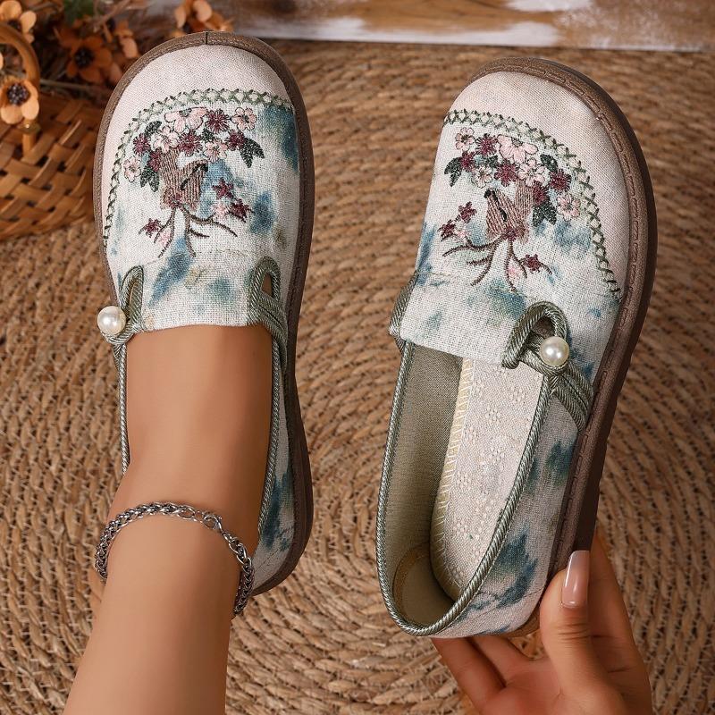 Fashion 2025Women's Versatile Embroidered Shoe Loafers New Style Spring Ethnic Fashion Cloth Shoes Hanfu Casual Single Shoes for Mom