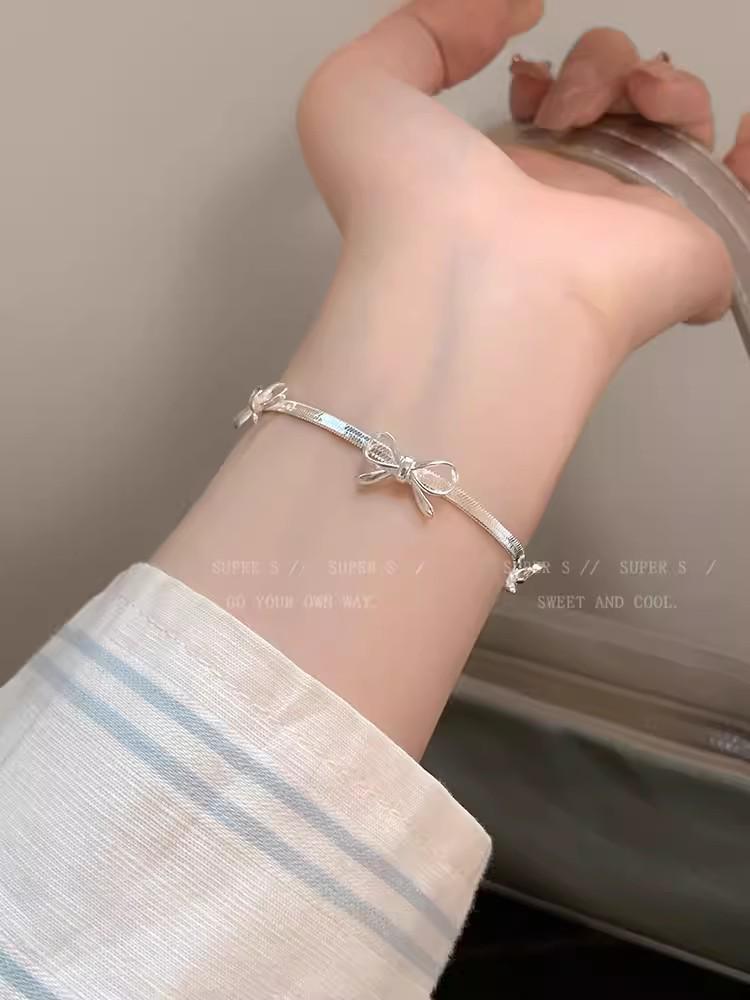 2025 Women's Minimalist Snake Bone Necklace: Light Luxury, Exquisite Design