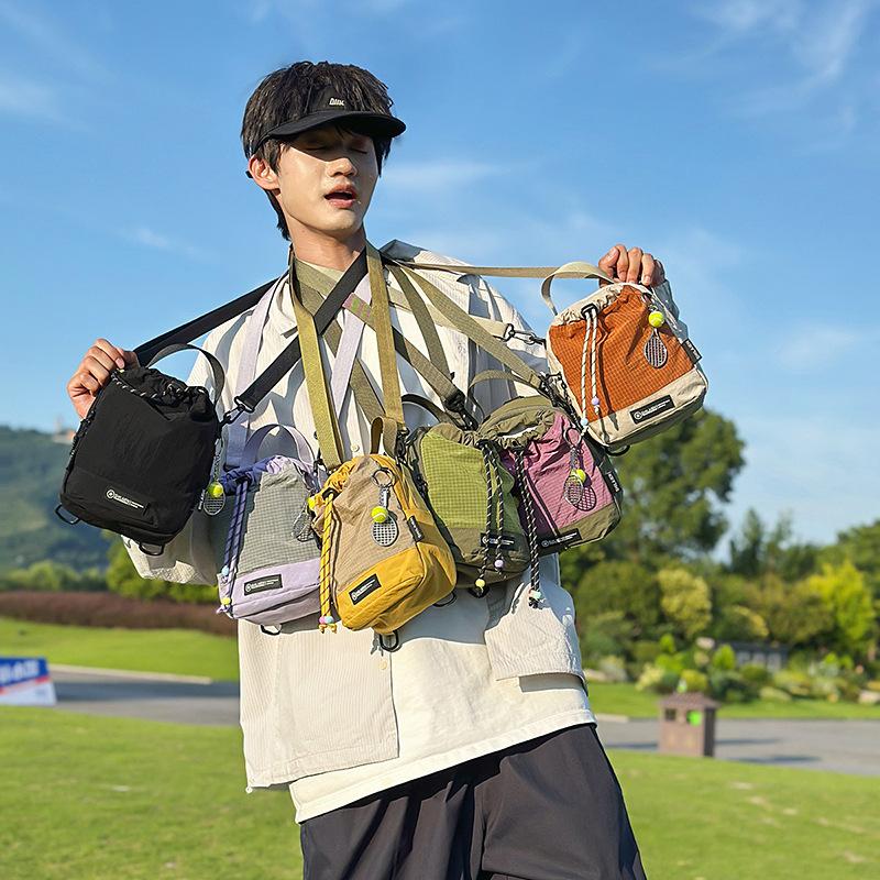 Ein kleiner Rucksack für Damen, leicht, mit hohem Erscheinungsbild, multifunktionaler Umhänge-, Doppel-Schulter-, Wasserflaschentasche