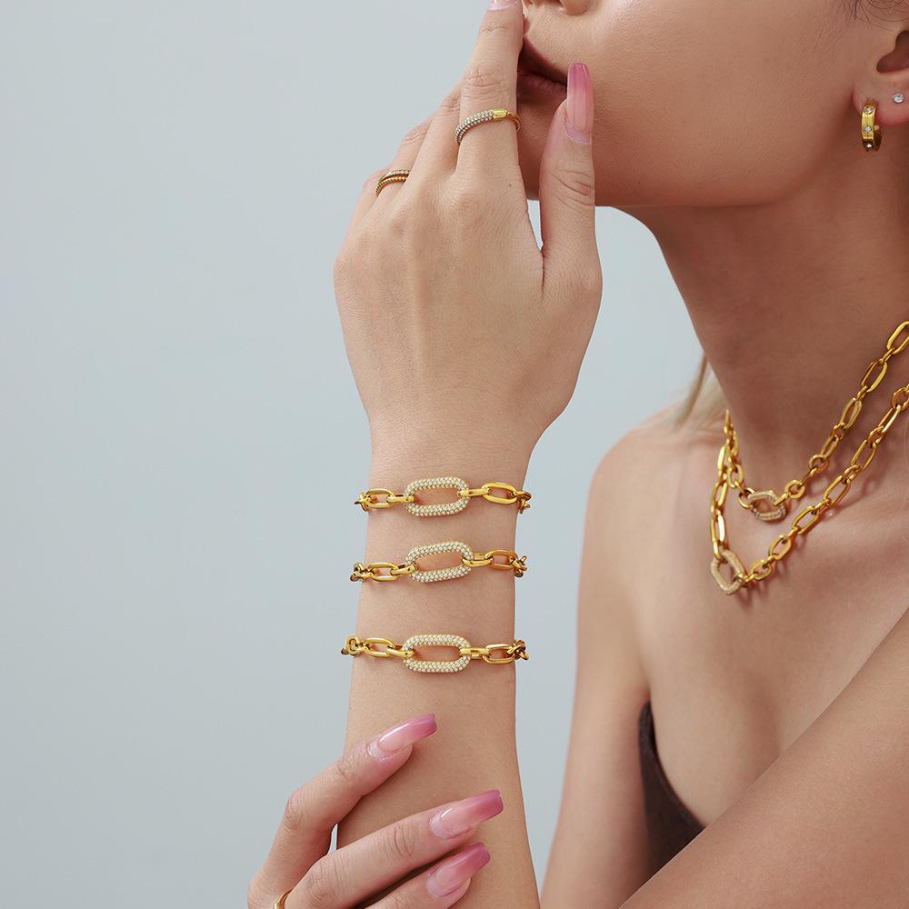 Qiong Yao Titanium Steel Jewelry Set: Stainless Steel Zirconia Clavicle Necklace and Bracelet, European Simple Exquisite Style.