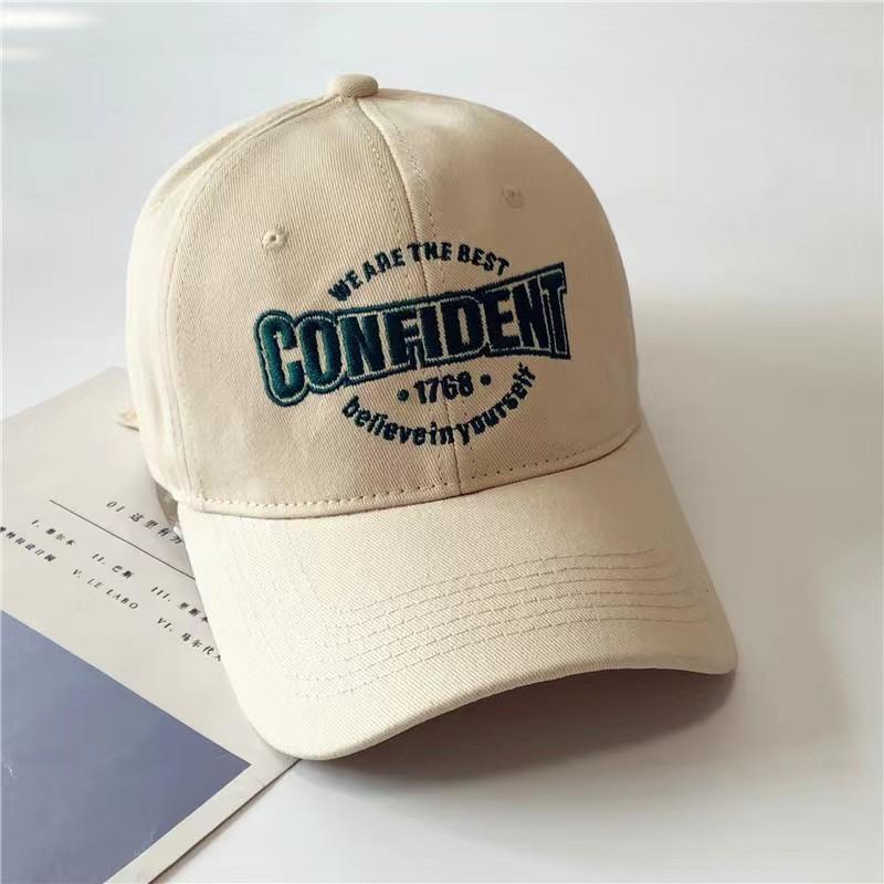 Frühling Neuer Stil Baseballkappe mit großer Buchstabenstickerei für Damen Retro Lässig Street Paar Zeigen ihre Gesichter Kleine Baseballkappe Trend