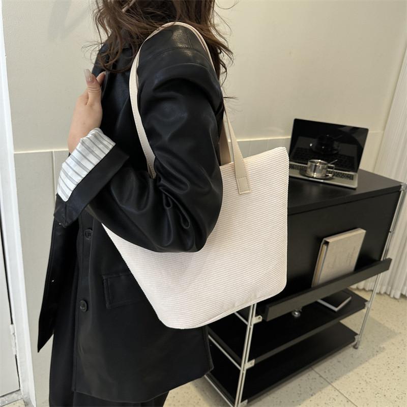 Fashionable Vintage Inspired Tote Bag For Women With Spacious Design And Soft Fabric