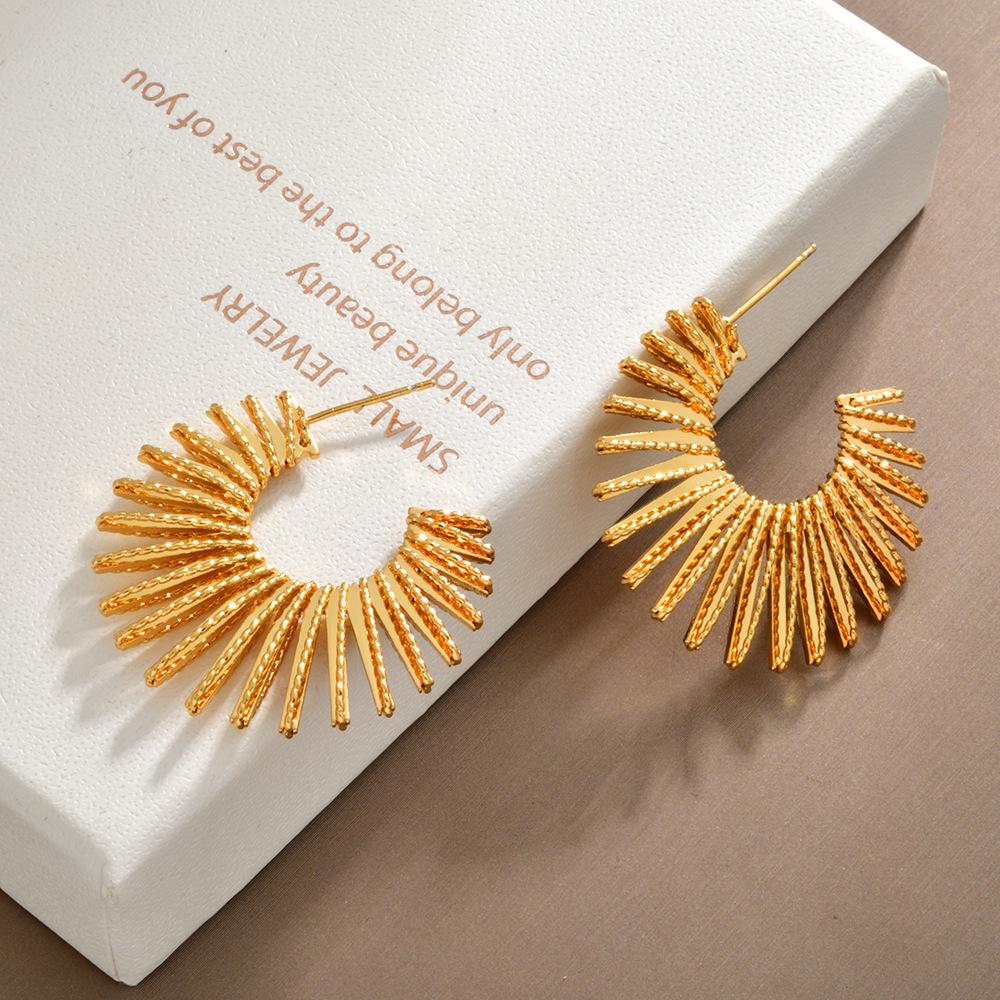 Designed C-shaped Earrings for Women with Exaggerated Fan-shaped Radiating Earrings, the Same Style Of