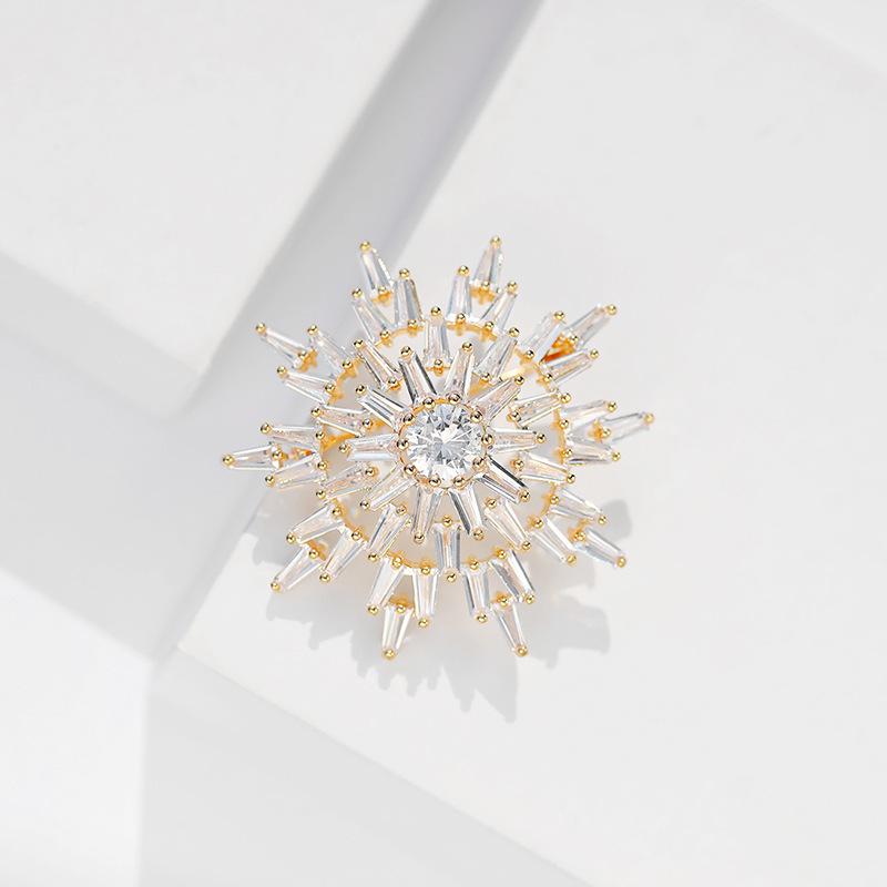 Bo Xin Yun Copper Zircon Crystal Snowflake Brooch - Fashionable Outerwear Accessory