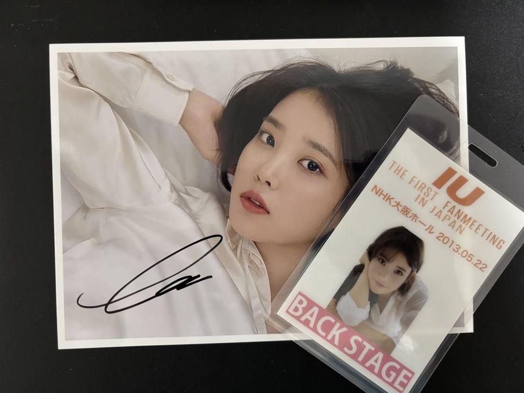 [USED] IU Autographed Photo