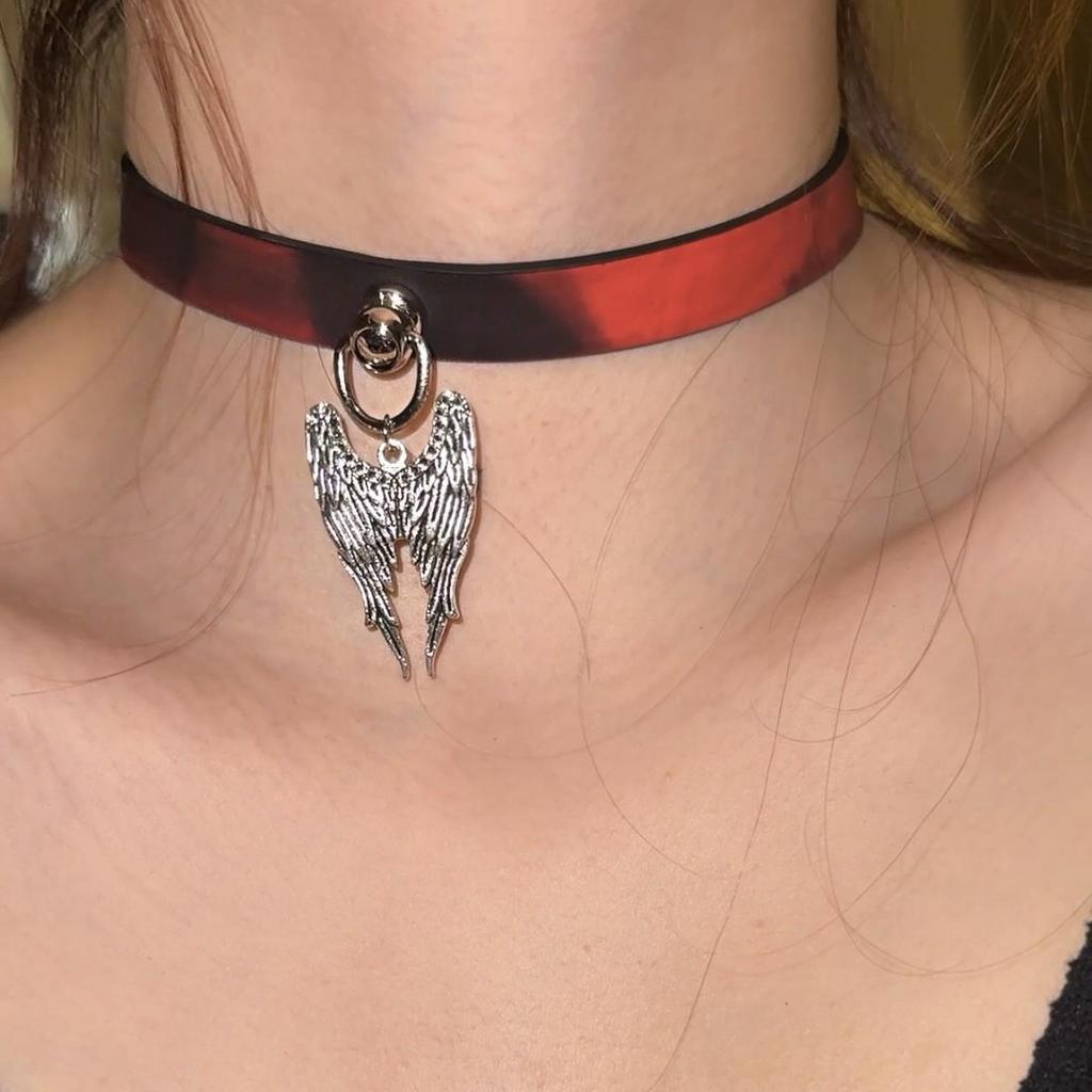 Chique Pittige Meisje Leren Bel Choker Ketting – Uniek Minderheidsontwerp