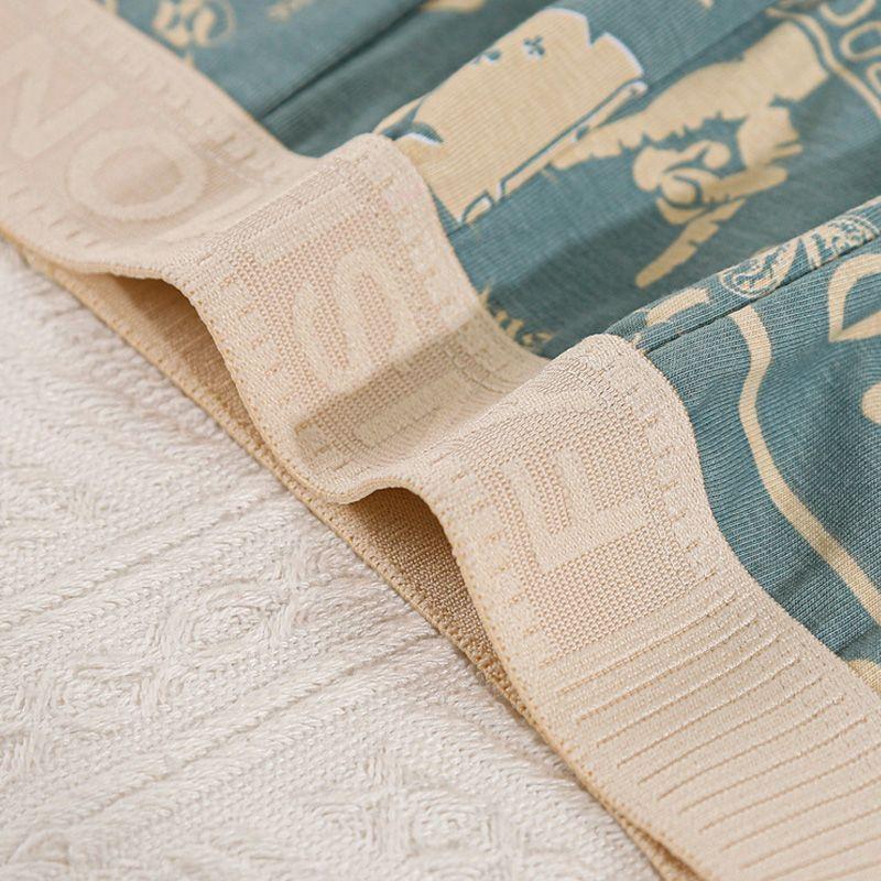 Чоловічі трусики зі середньою посадкою на еластичній талії. Прості друковані букви U. Опуклі шорти.