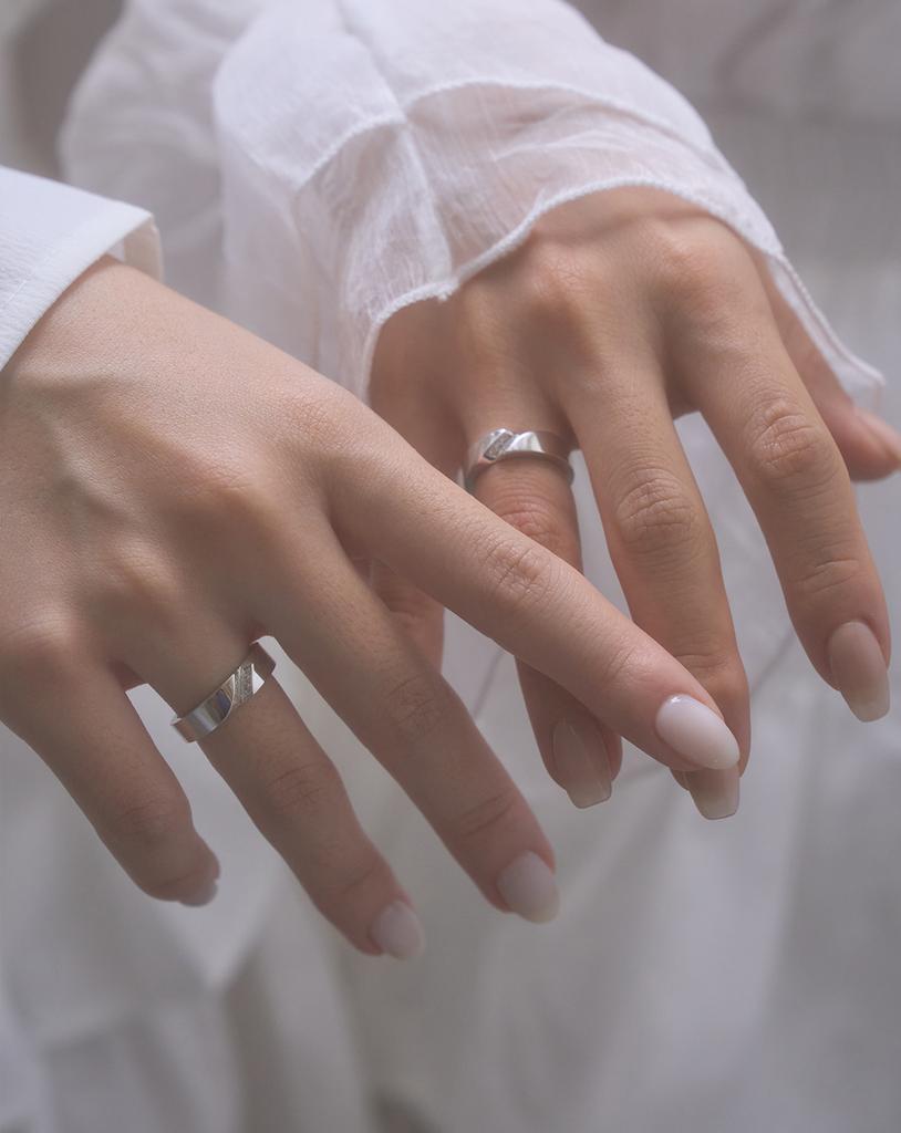 Pm 06:17 Blanc Couple Rings
