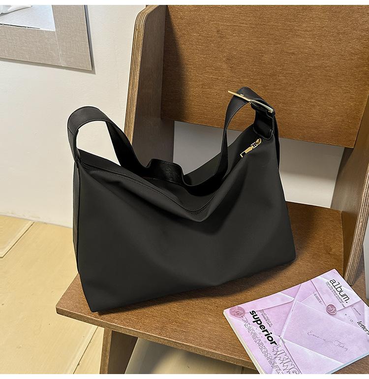 Vintage matte handbag niche underarm bag 2025 new shoulder tote bag large capacity fashion messenger bag tide