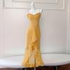 Elegantes Fischgräten-Netzkleid im französischen Stil: Eng anliegendes Abendkleid mit Trägern
