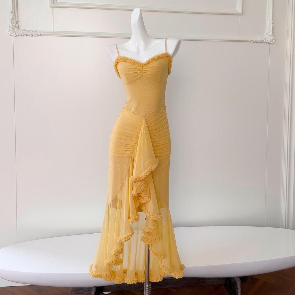 Elegantes Fischgräten-Netzkleid im französischen Stil: Eng anliegendes Abendkleid mit Trägern