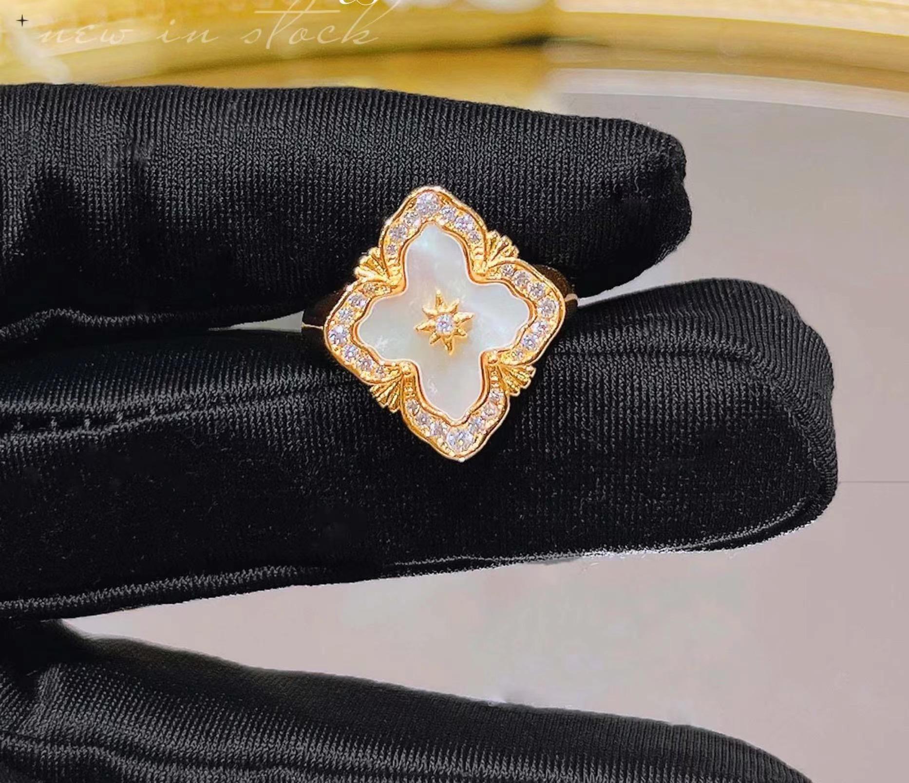 

Italian Retro Court Style Blati White Fritillary Set Four-Leaf Clover Bracelet Agate Necklace Ring