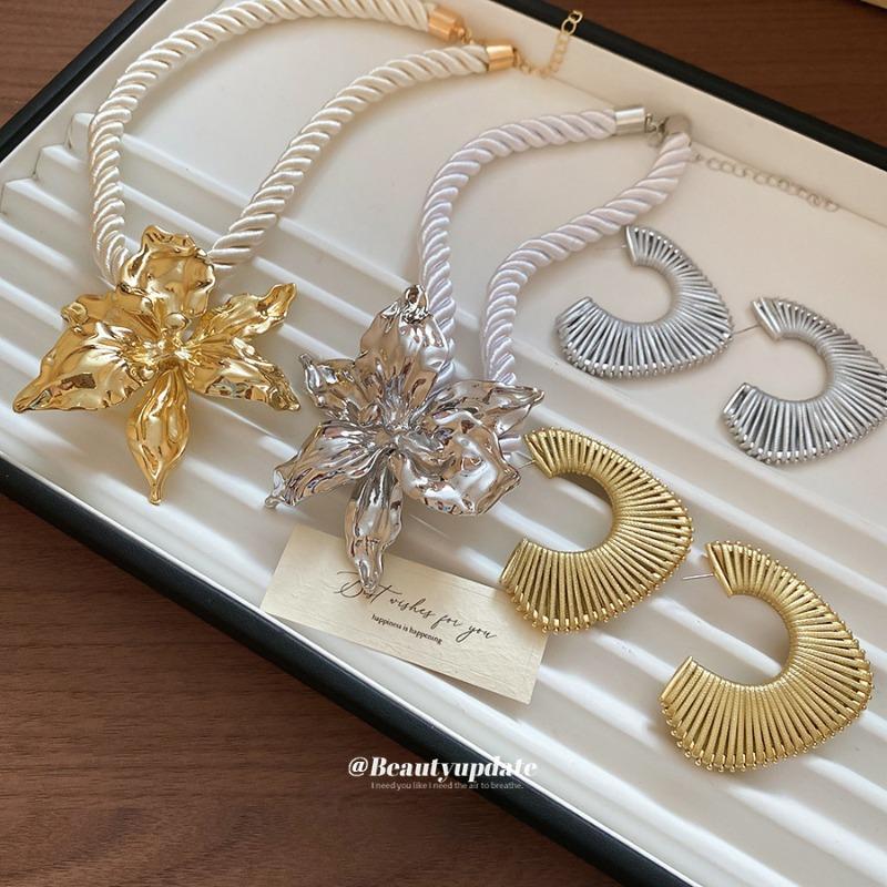 European and American Winding Woven Glossy Flower Necklace Earrings Set Fashionable Versatile Collarbone Chain Niche Design Jewelry