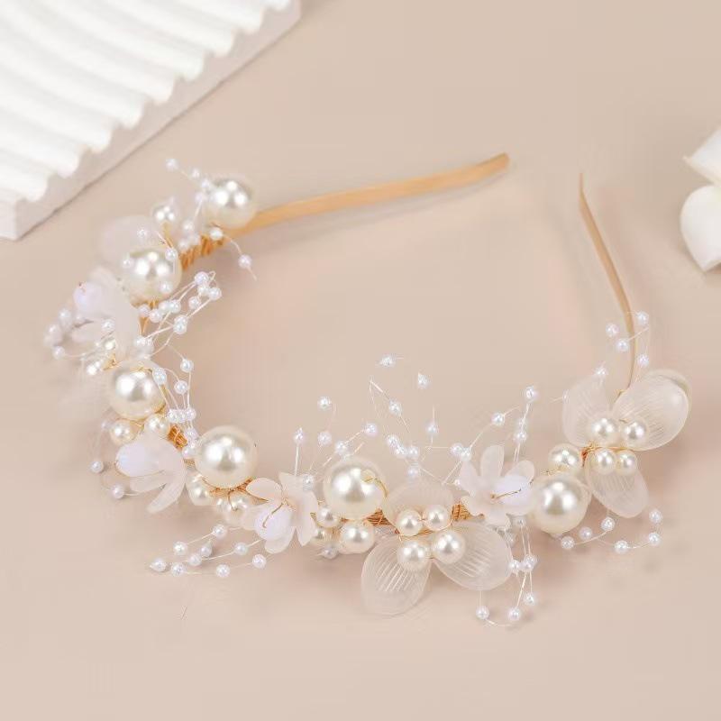 Handgefertigtes weißes Perlen-Brautstirnband mit Blumen