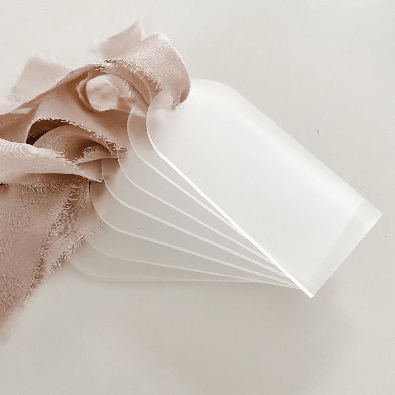 

20pcs Blank Acrylic Curved Ribbon Wedding Seat Label Party Business Card Reserved Seat Sign Handwriting DIY Decoration Accessories for Birthday Venue 90*45mm 20pcs