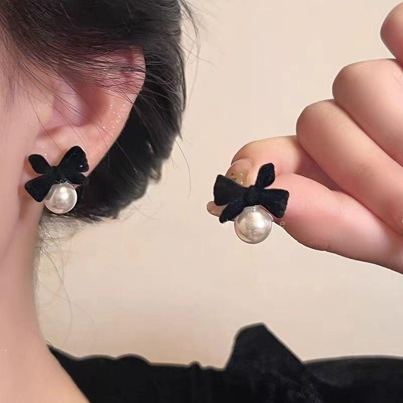 Kolczyki kwiaty wielowarstwowe czarne na srebrnych sztyftach - Eleganckie, wysokiej klasy kolczyki sztyfty o wszechstronnym designie.