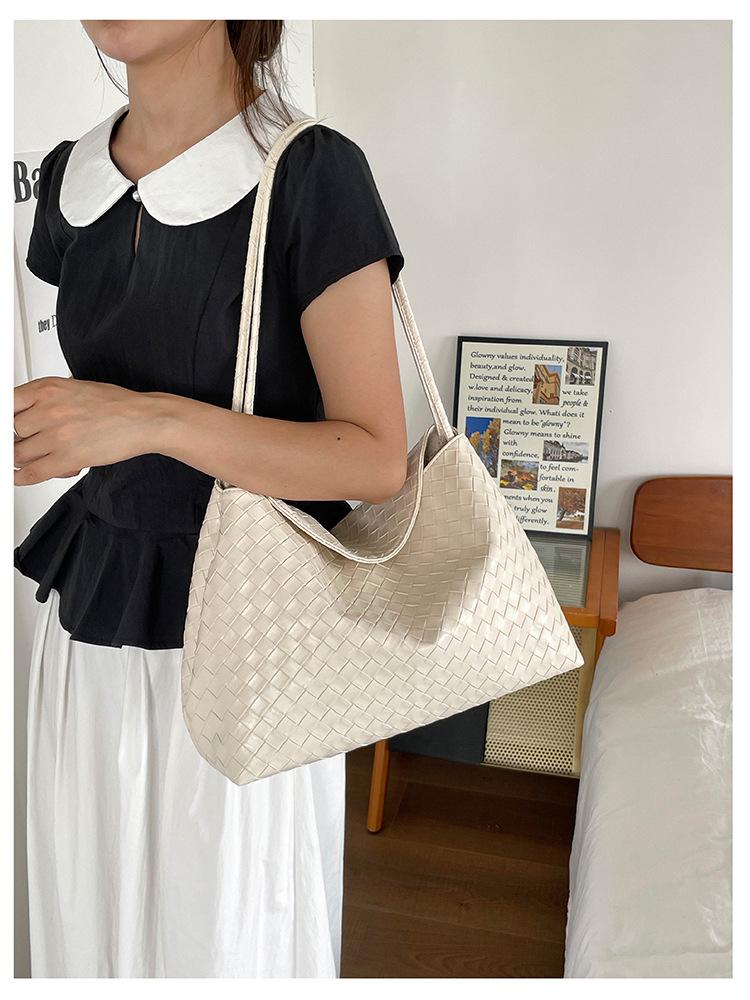 Korean Style Versatile Woven Underarm Bag for Women - Light Luxury, Niche Design, Single Shoulder, Handheld Large Summer Bag.
