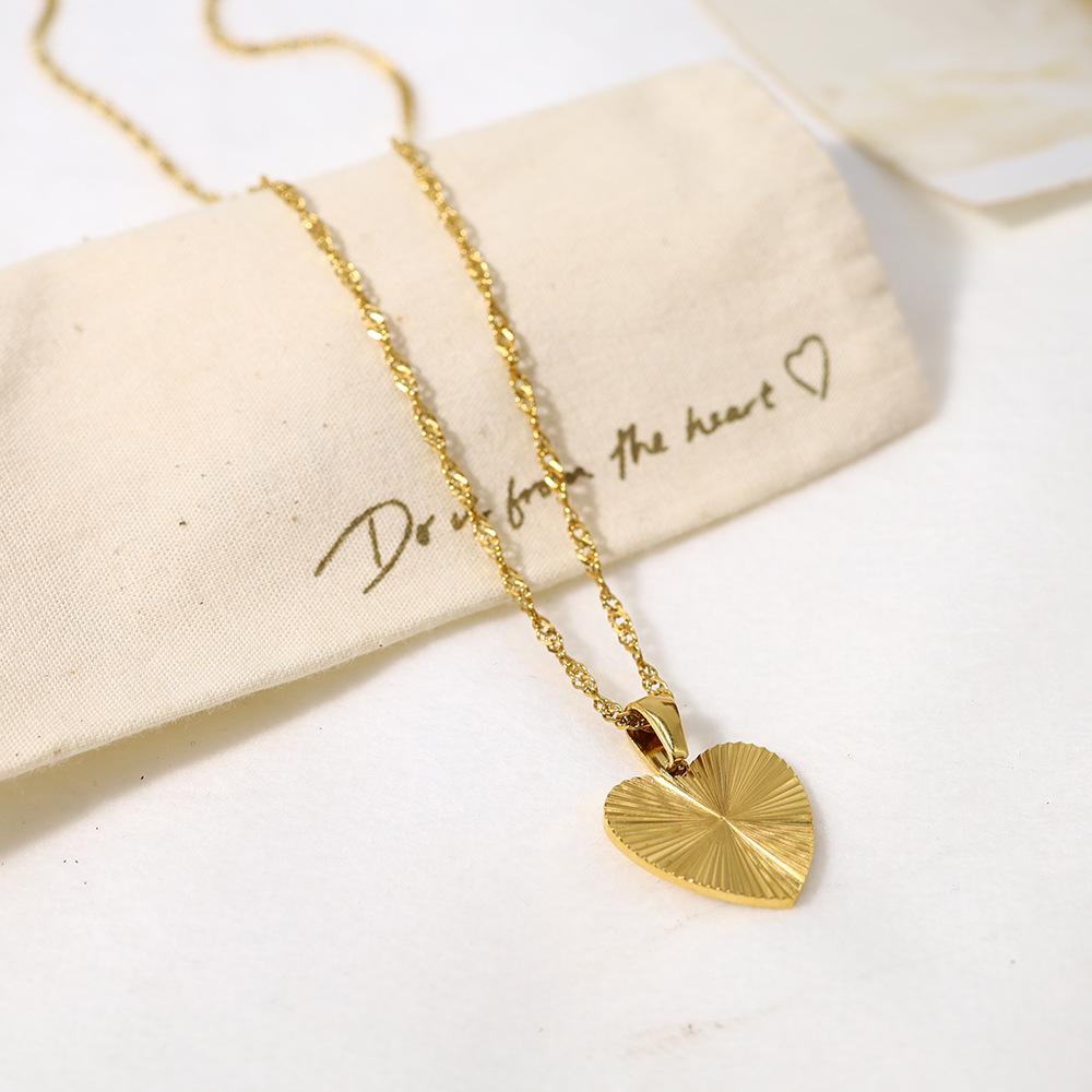 Colar Versátil de Aço Titânio Amor Não Desbota Simples Colar com Pingente Coração de Pêssego em Ouro 14K