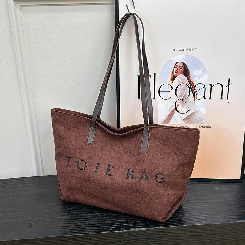 

Вместительная замшевая сумка-тоут женская 2025 новая универсальная сумка-мессенджер с буквенным принтом для поездок на работу, модная зарубежная сумка под мышкой красный