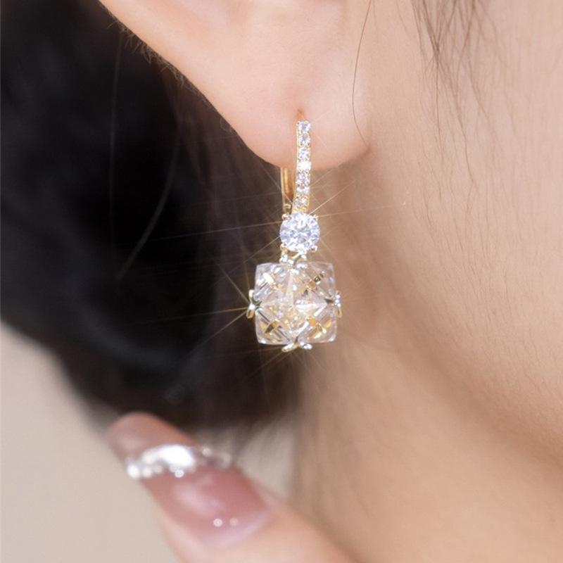 Loyi Crystal Ball Earrings: Elegant, Niche Design, Versatile Luxury Fashion for Women.