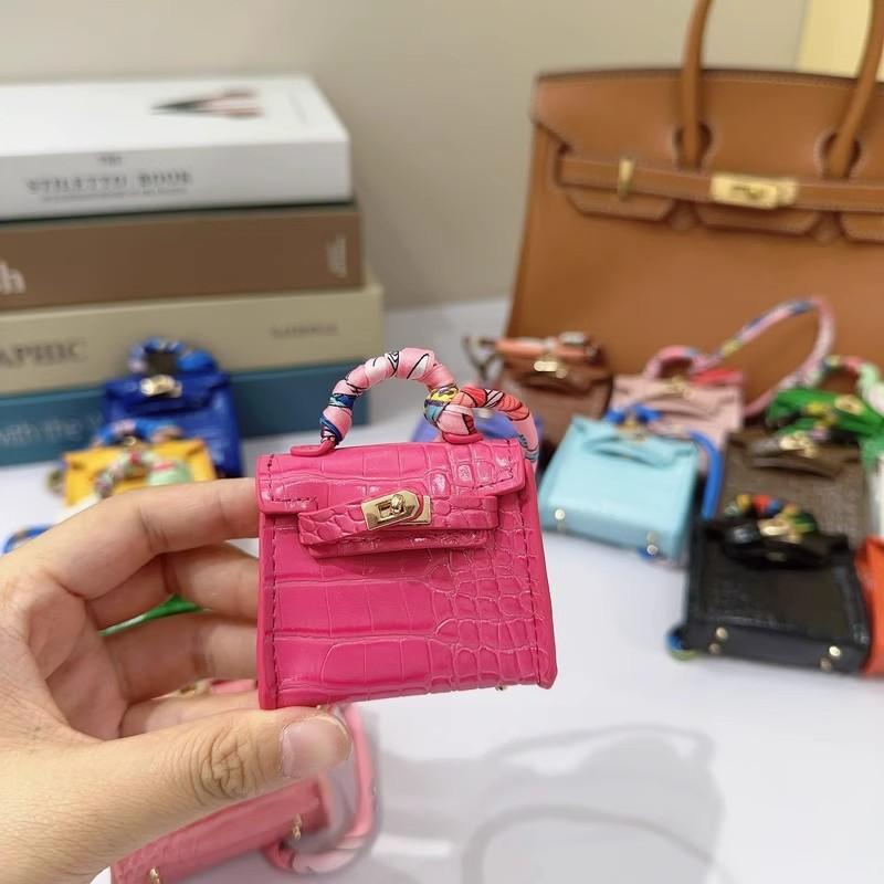 Mini Kelly bag pendant, crocodile pattern leather, cute miniature bag pendant, high-end car keychain, car pendant.