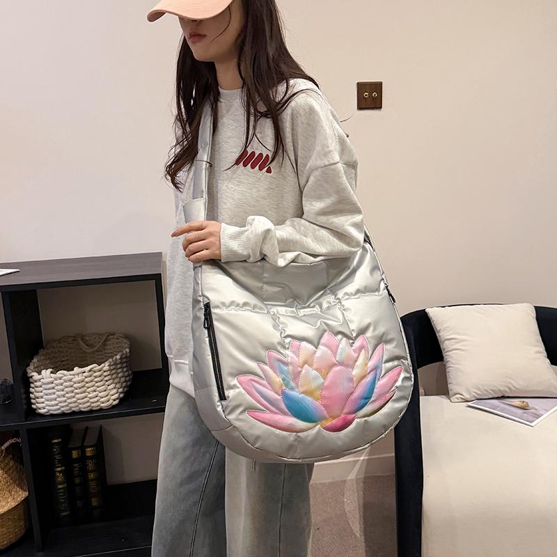 Geräumige gesteppte Hobo-Tasche mit farbenfroher Lotus-Stickerei Modische Umhängetasche für Damen Große Kapazität Tote für Reisen Tägliche Nutzung Weich gepolstert