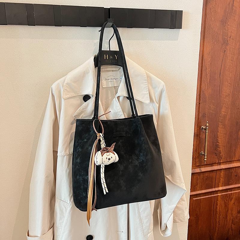 College students class tote bag women 2025 new trendy high-end shoulder bag large capacity fashionable versatile commuter bag