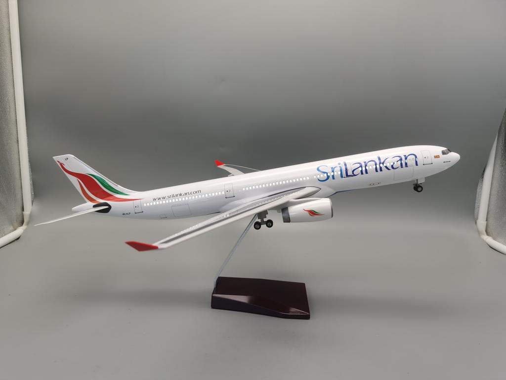 Scale 1:135 47cm A330 SriLankan Airlines Airbus With Lighting And Wheels Die-cast Resin Aircraft Model Collectible Room Display
