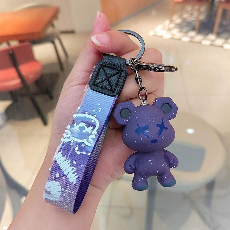 

Стильный брелок в виде медведя из смолы с красочным граффити-дизайном, идеально подходит для рюкзаков и ключей от машины. StyleE