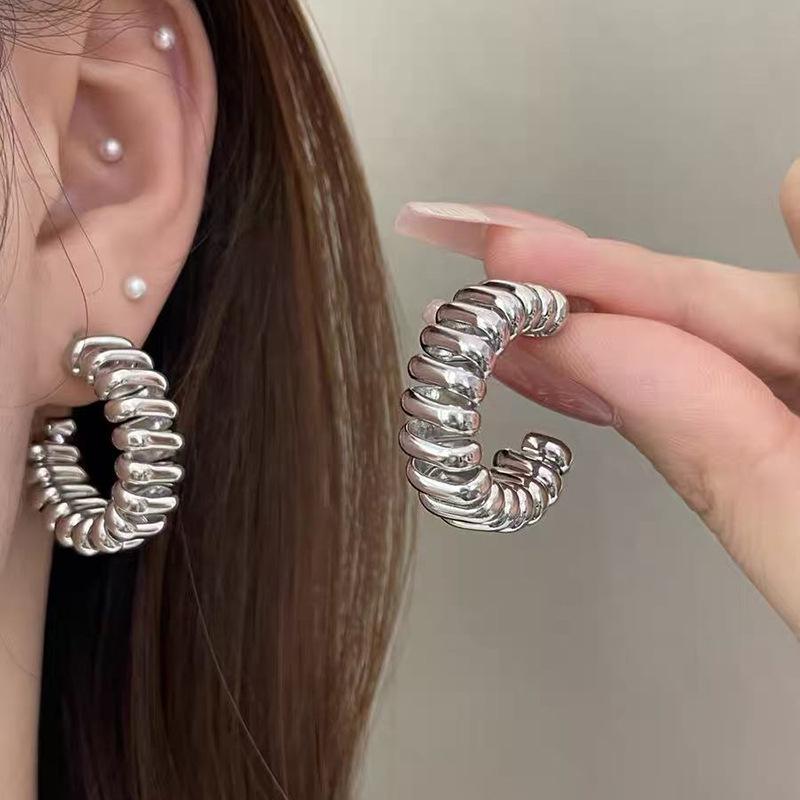 Women's Luxury Textured Metal Hoop Earrings - Versatile Niche Design