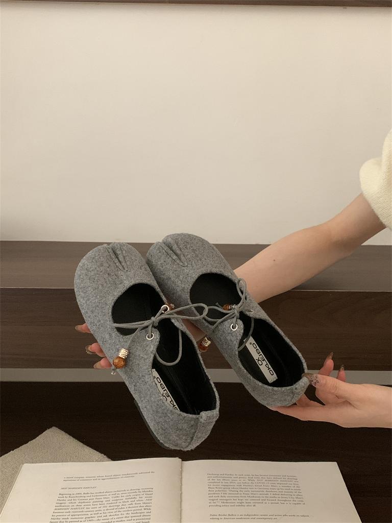 Retro gray split-toed pig's trotters women's 2025 spring and autumn new shallow mouth design single shoes fashion Mary Jane shoes