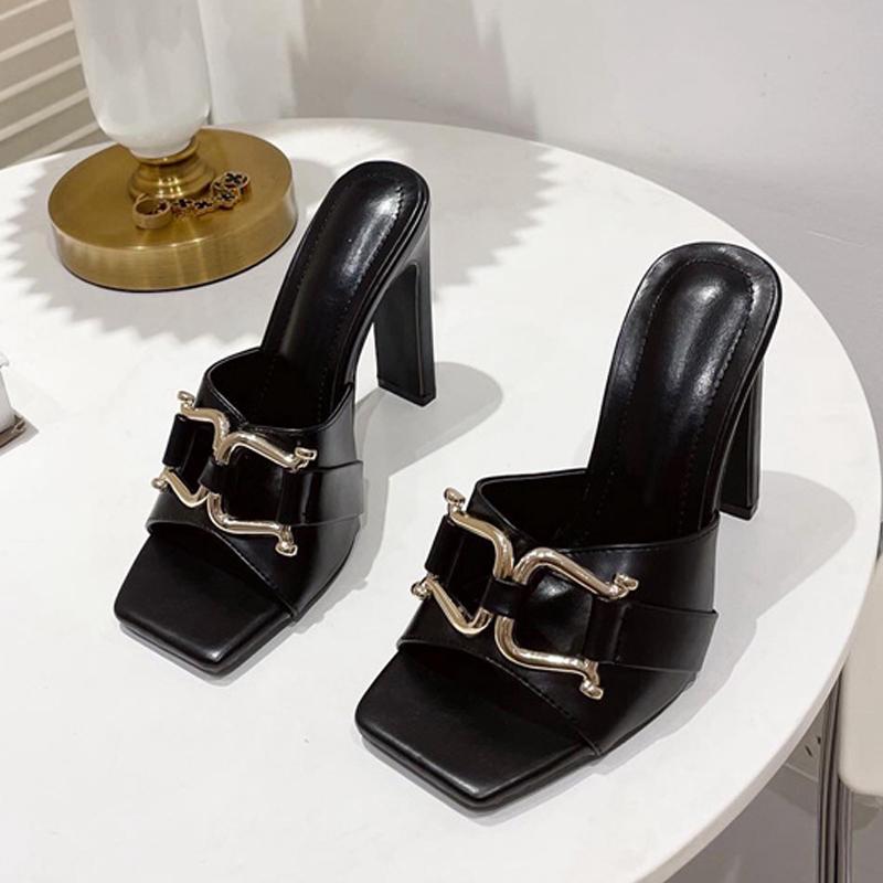 Neue blaue Denim-Slipper Damen Outdoor Pantoletten High Heels Mode Metallschnalle Designer-Sandalen Eckige Zehenpartie Damenschuhe