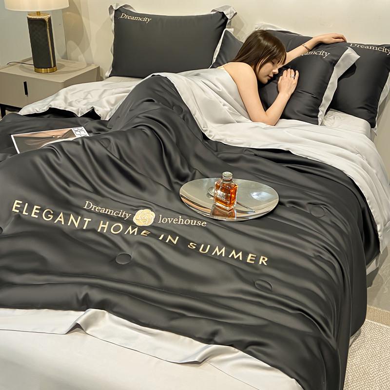 

Роскошный летний комплект одеяла с шелковой вышивкой и широким краем - машинная стирка и мягкий для идеального сна 150x200cm Summer Quilt