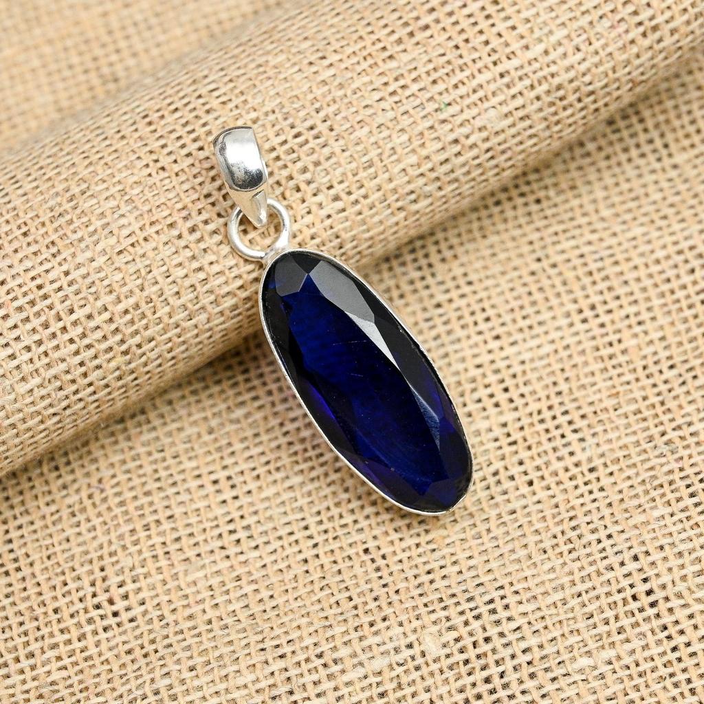 Blauer Saphir, im Labor hergestellter Edelstein, handgefertigter Schmuckanhänger aus 925er Sterlingsilber