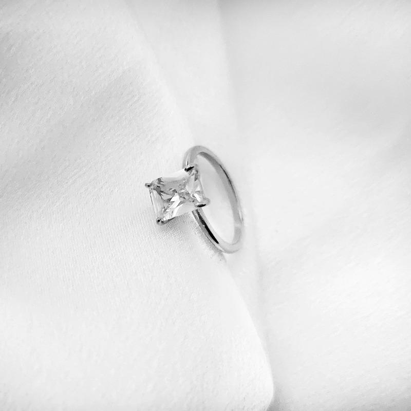 wedding high luxury oval zircon women's ring fashion advanced 18K gold simple titanium steel ring