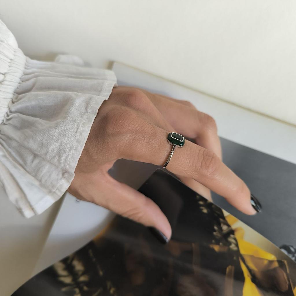 Серебряное кольцо с фианитами, емаллю, вес изделия 1,64 гр (60002237)