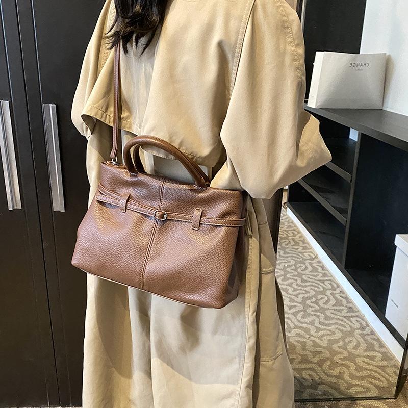 Textured retro bag women's large-capacity new autumn and winter casual shoulder handbag commuter tote bag