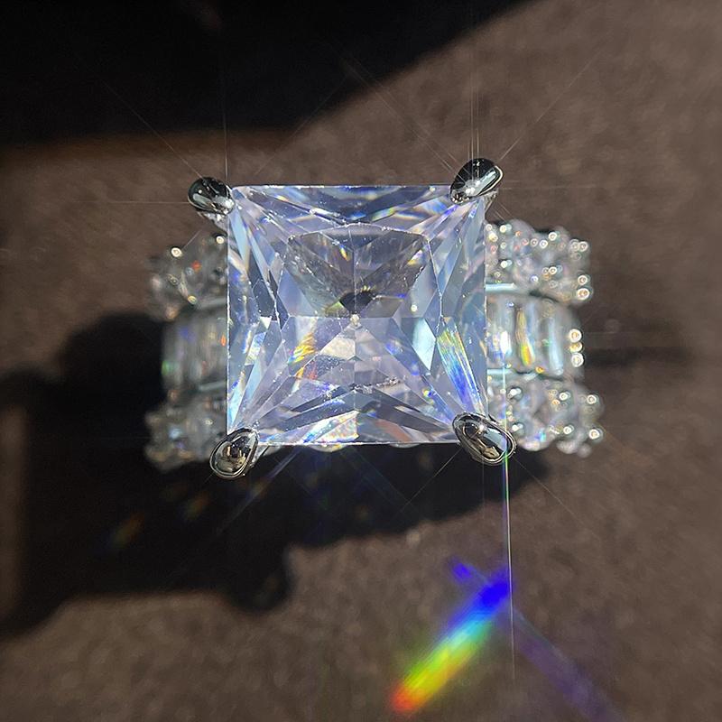 Eleganter versilberter Verlobungsring mit funkelndem Zirkonia - Perfekt für Verlobung oder Hochzeit, Symbol für Eleganz und Adel