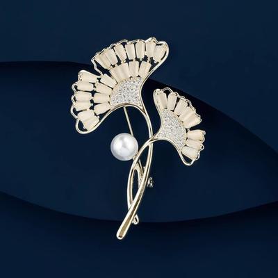 High-end Female Brooch, Exquisite and Fashionable, Ginkgo Leaf Pearl Brooch, Niche Design Sense Brooch