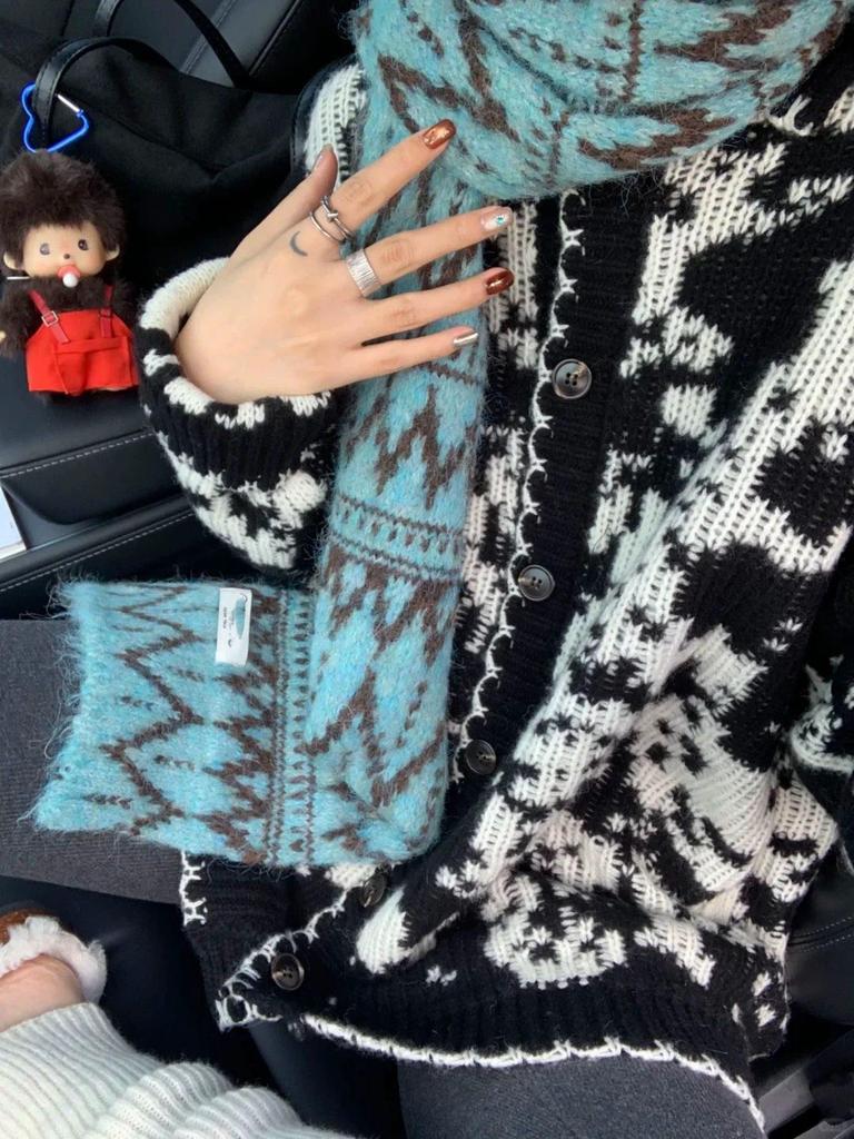 Women's Retro Fair Isle High-Neck Sweater Coat - Black & White Color Block, Soft & Thickened for Autumn/Winter, Old Money Style.