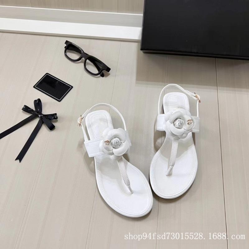 

20 summer new Xiaoxiangfeng toe camellia sandals women s outer wear one word with beach flat bottom cool slippers 35 белый