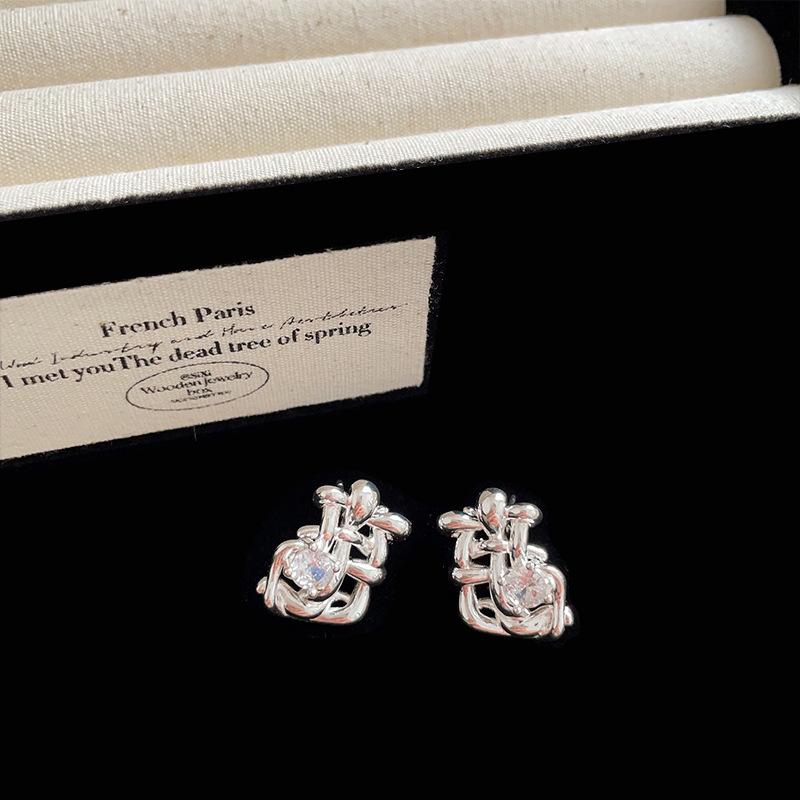 Niche Design Sense Diamond-Encrusted Woven Metal Stud Earrings Women'S Unique Personality Exquisite Light Luxury Elegant Versatile Earrings